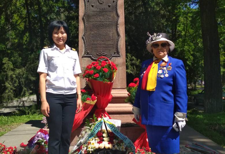 На Митинге реквием посвещенный Дню Победы возложили цветы к бюсту Дваж...