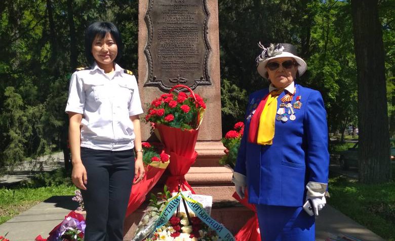 На Митинге реквием посвещенный Дню Победы возложили цветы к бюсту Дважды Героя Советского Союза Генерал майор авиации летчик штурмовик нашего земляка Талгата Бегельдинова