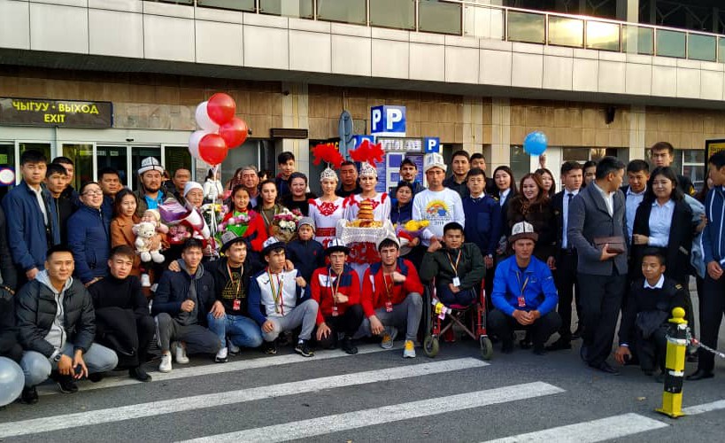 Студент Кыргызского авиационного института им.И.Абдраимова  группы СТБ-1-19 Асхат уулу Откур, член национальной сборной команды по армрестлингу,  занял II место на мировом первенстве и получил серебряную медаль.