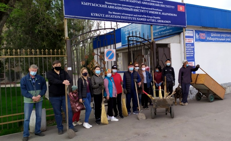 На субботнике 17 апреля сотрудники очистили улицы от 500 кг мусора