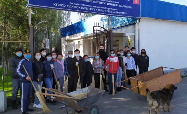 На субботнике 24 апреля сотрудники очистили улицы от 400 кг мусора