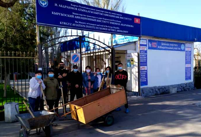 На субботнике сотрудники очистили улицы от 1 тонны мусора