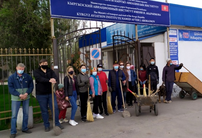 На субботнике 17 апреля сотрудники очистили улицы от 500 кг мусора