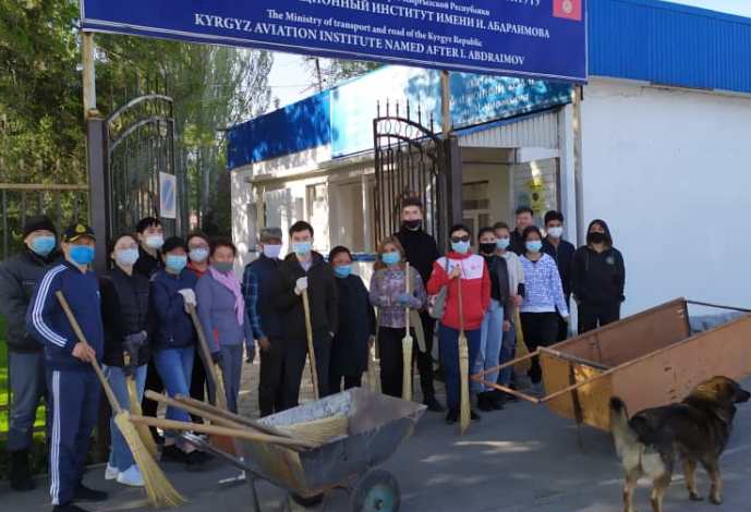 На субботнике 24 апреля сотрудники очистили улицы от 400 кг мусора