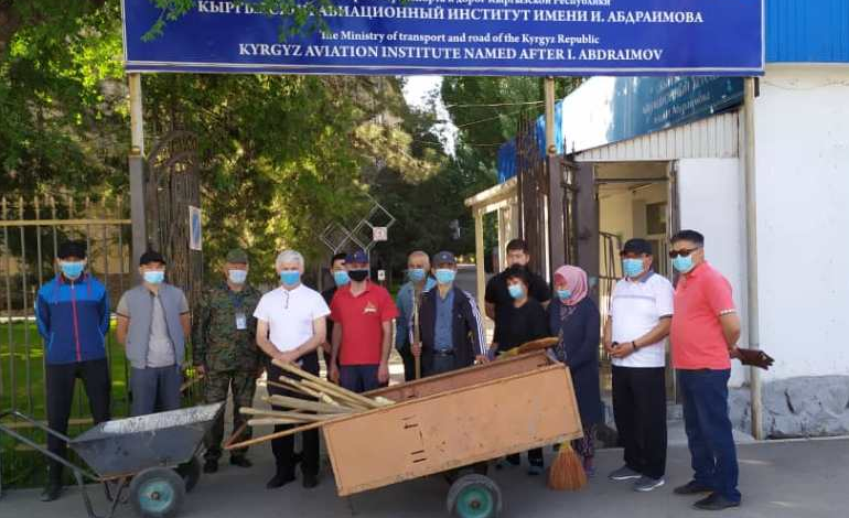 На субботнике сотрудники очистили улицы от 750 кг мусора