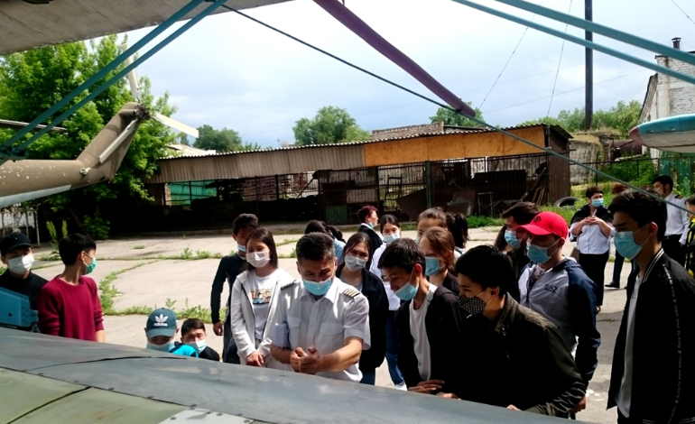 Экскурсия в авиаинституте для школьников