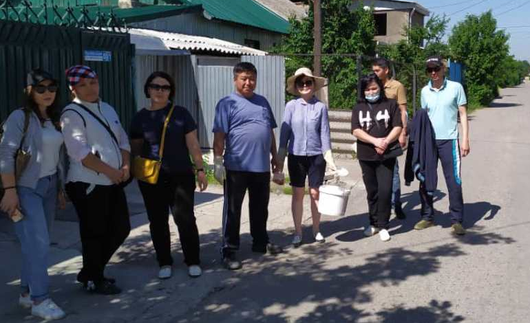 На субботнике сотрудники побелили 600 м2  ограды территории