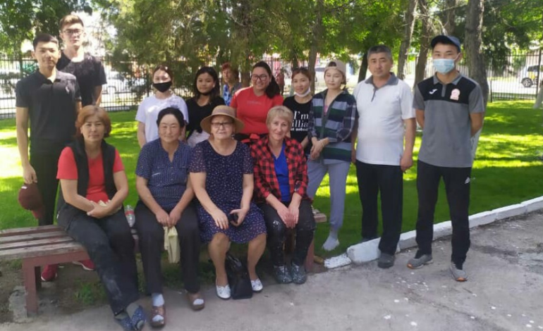 На субботнике 29 мая сотрудники побелили деревья и бордюры