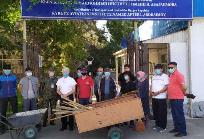 На субботнике сотрудники очистили улицы от 750 кг мусора