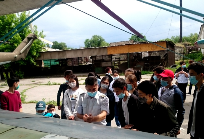 Экскурсия в авиаинституте для школьников