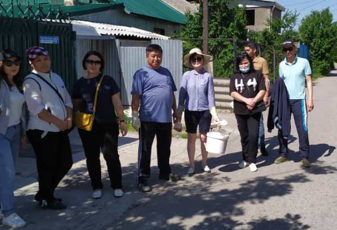 На субботнике сотрудники побелили 600 м2  ограды территории