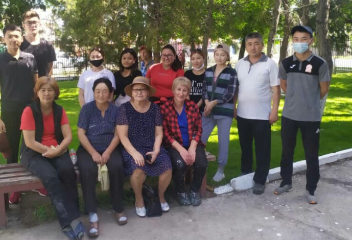 На субботнике 29 мая сотрудники побелили деревья и бордюры