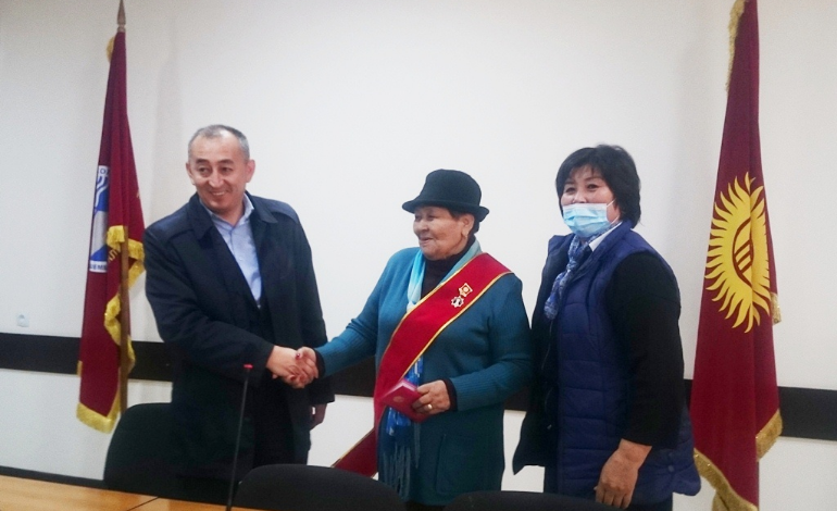 Ветерану КАИ Тлеухор Бошумовой вручили медаль фонда «Насаатчы» 