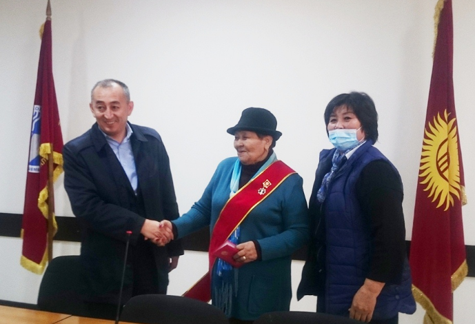 Ветерану КАИ Тлеухор Бошумовой вручили медаль фонда «Насаатчы» 