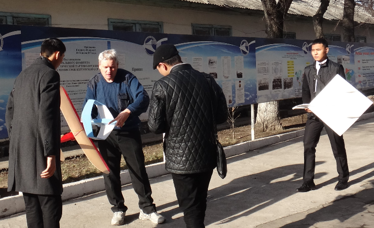 Студенты в полёте проверяют модели самолётов