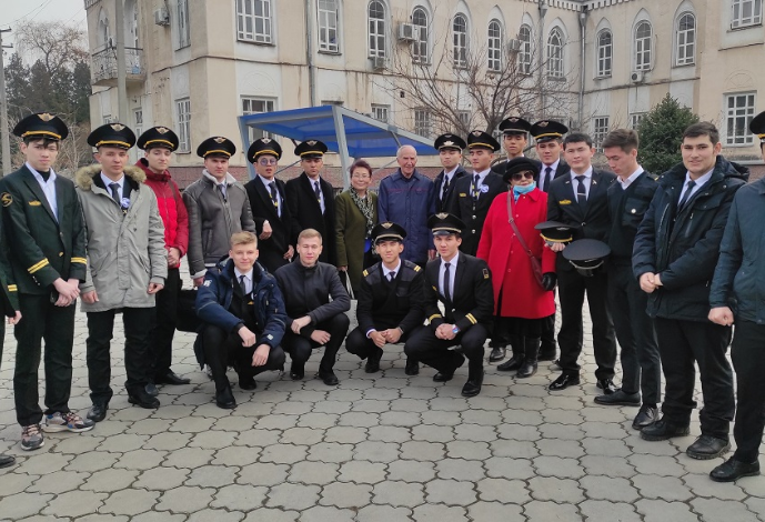 Студенты Кыргызского авиационного института в прямом эфире наблюдали з...