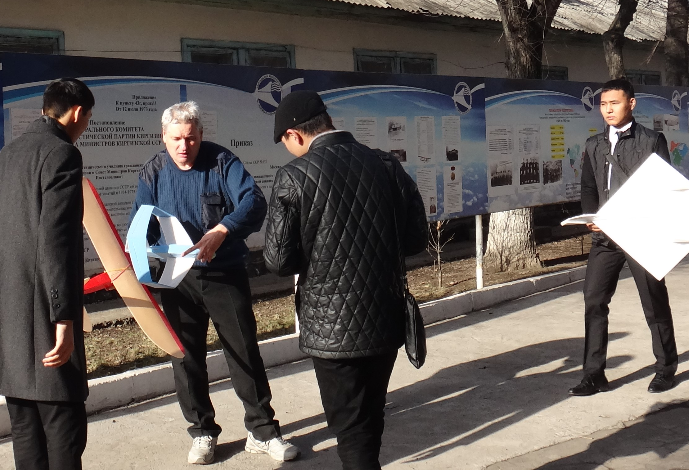 Студенты в полёте проверяют модели самолётов