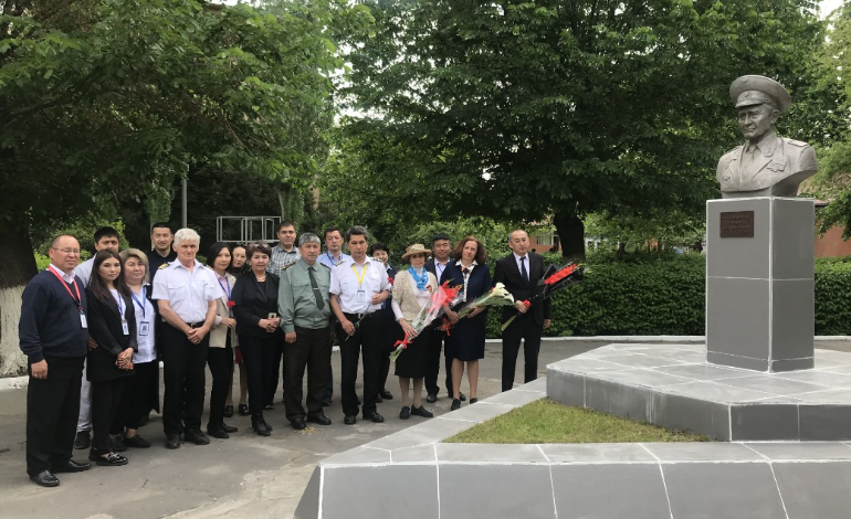 В Кыргызском авиационном институте состоялось возложение цветов к памятникам авиаторов