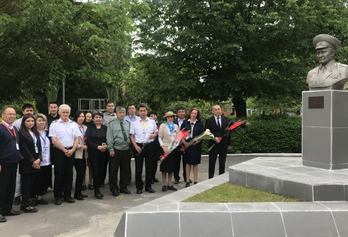 В Кыргызском авиационном институте состоялось возложение цветов к памя...