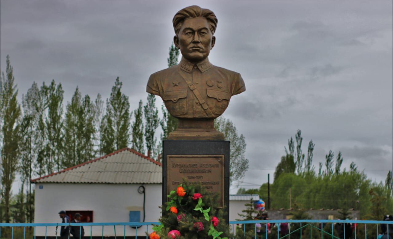 Делегация Кыргызского авиационного института им.И.Абдраимова приняла участие на церемонии открытия памятника легендарному лётчику, фронтовику Абдували Курбаналиеву.