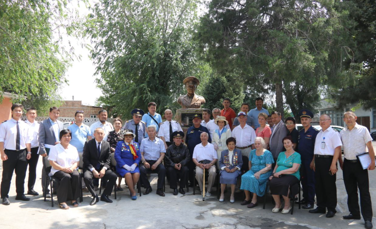 Сегодня состоялось открытие новых спортивных объектов авиационного института, а также открытие бюста первому начальнику ФАТУГА И.С.Назарову. 