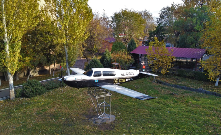 Союзбек Салиев передал Кыргызскому авиационному институту самолет Mooney Ovation 2 