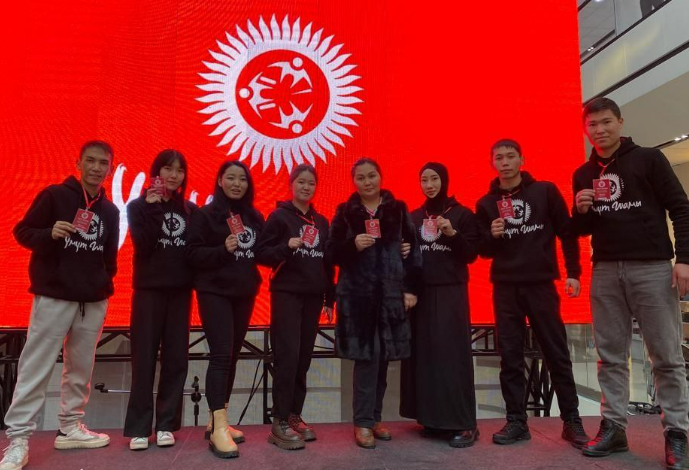 Студенты-волонтёры помогли организовать благотворительный концерт, при...