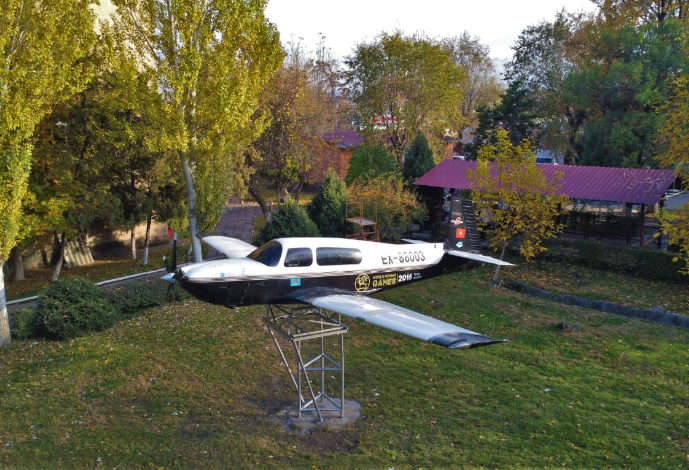 Союзбек Салиев передал Кыргызскому авиационному институту самолет Moon...