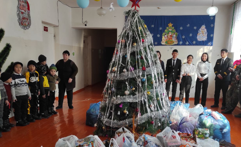 Представители администрации,  преподавательский состав и студенты КАИ поздравили детей Нижне-Чуйской школы-интернат с наступившим Новым годом 