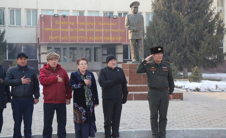 Студенты КАИ пробежали первыми марш-бросок, посвященном 80-летию Победы в Сталинградской битве 