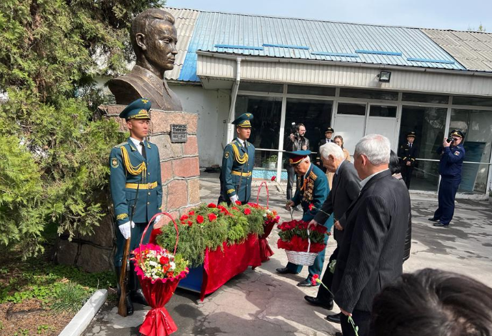 Герою Советского Союза, военному лётчику Тимуру Фрунзе 100 лет