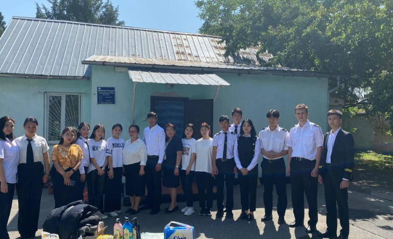 В преддверии празднования Международного дня защиты детей преподавательский состав и члены студенческого совета Кыргызского авиационного института им. И. Абдраимова посетили Сокулукский реабилитационный центр детей с ограниченными возможностями здоровья