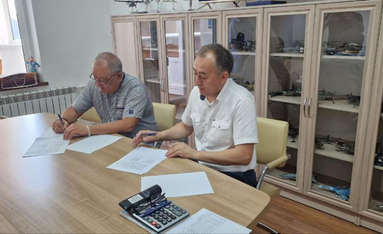 В честь 50 летия КАИ Авиакомпания «Авиа Траффик Компани» передала институту воздушное судно Боинг 737-300