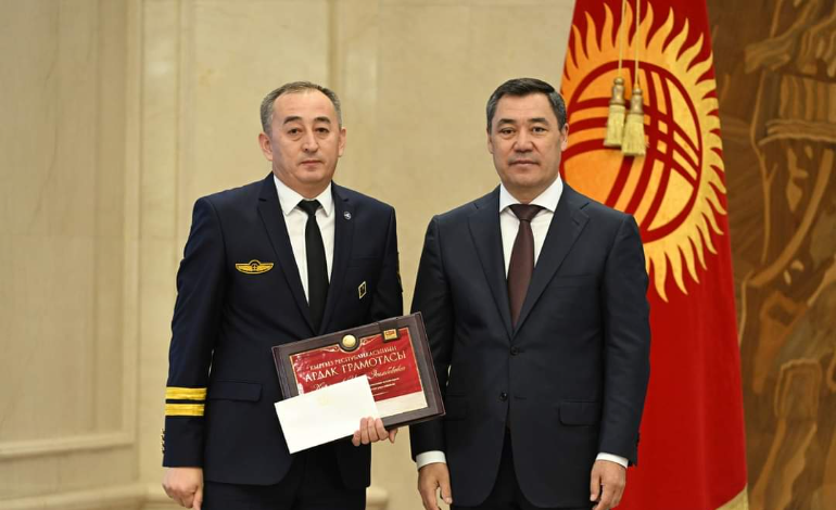 Президент Садыр Жапаров вручил государственные награды отличившимся кыргызстанцам