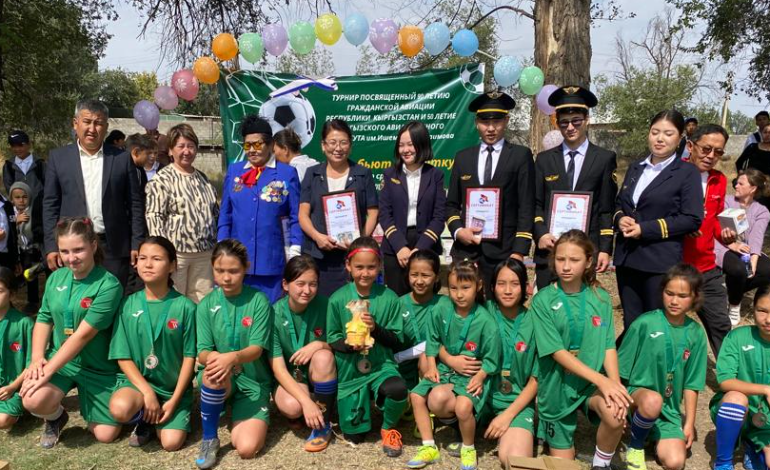 Девочки бьют в девятку