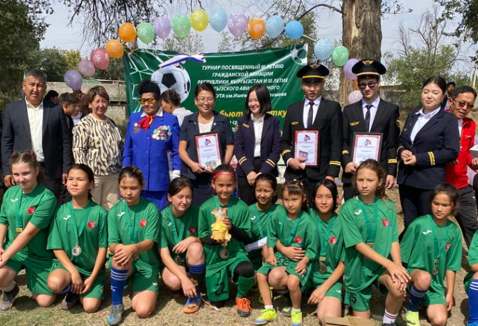 Девочки бьют в девятку