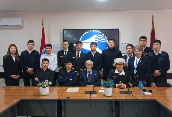 Ветеран гражданской авиации Кенешбек Султанбеков провел для студентов ...