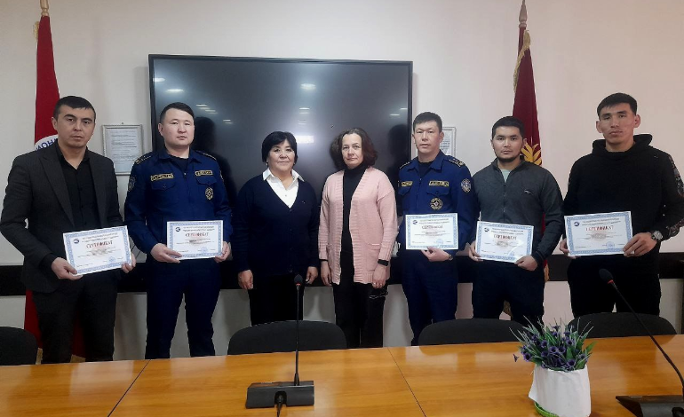 Вручены сертификаты сотрудникам Центра управления в кризисных ситуациях при МЧС КР