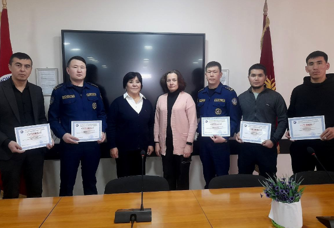 Вручены сертификаты сотрудникам Центра управления в кризисных ситуация...