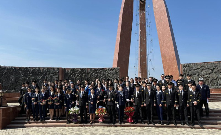 Студенты и преподаватели института почтили память предков в мемориальном комплексе 