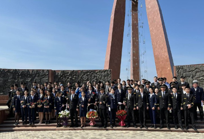 Студенты и преподаватели института почтили память предков в мемориальн...