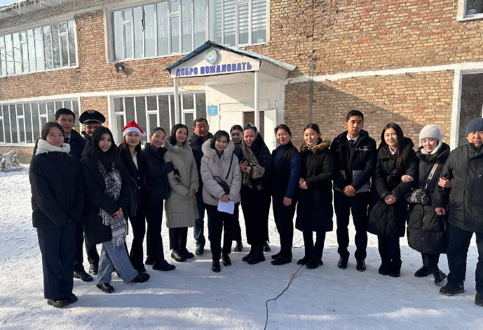 Сотрудники и студенты института посетили специальную начальную школу и...